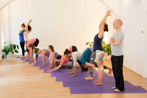 Yogalehrer-Ausbildung: Teilnehmer:innen beim Sonnengruß